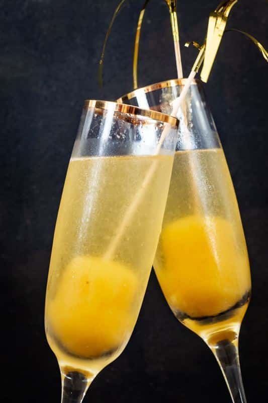 Peach-Pop-Bellini in tall glass