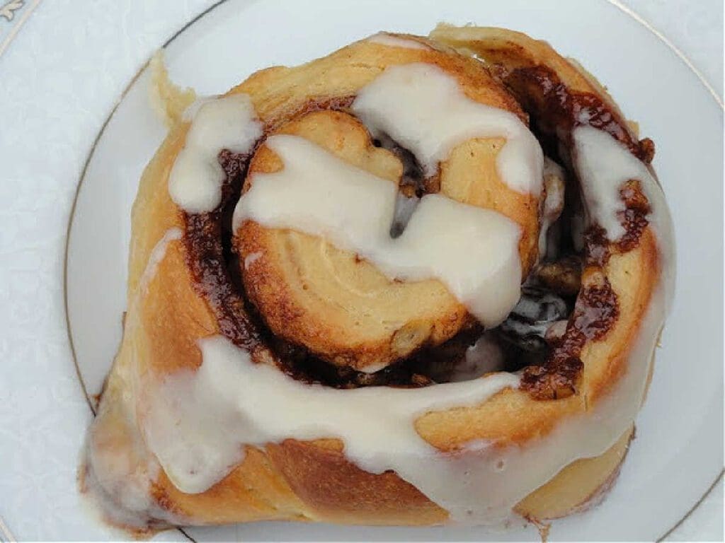 HOMEMADE CINNAMON ROLLS