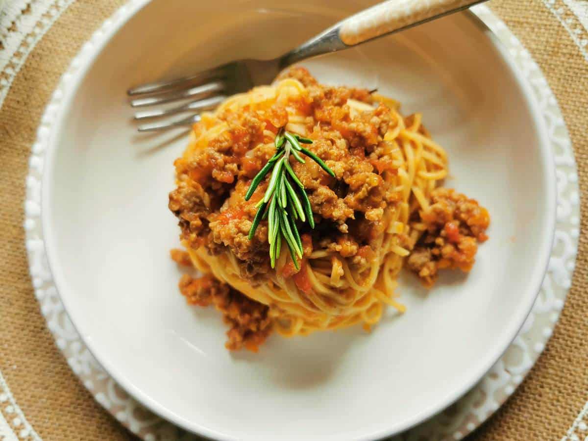 TAJARIN PASTA WITH BEEF SAUSAGE.