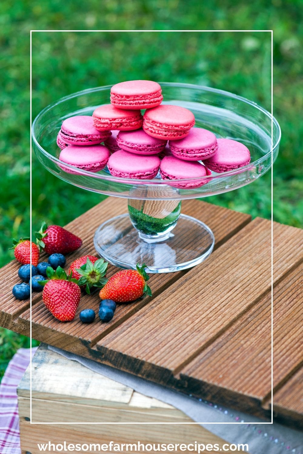 Pretty Strawberry Macarons for Valentine Day